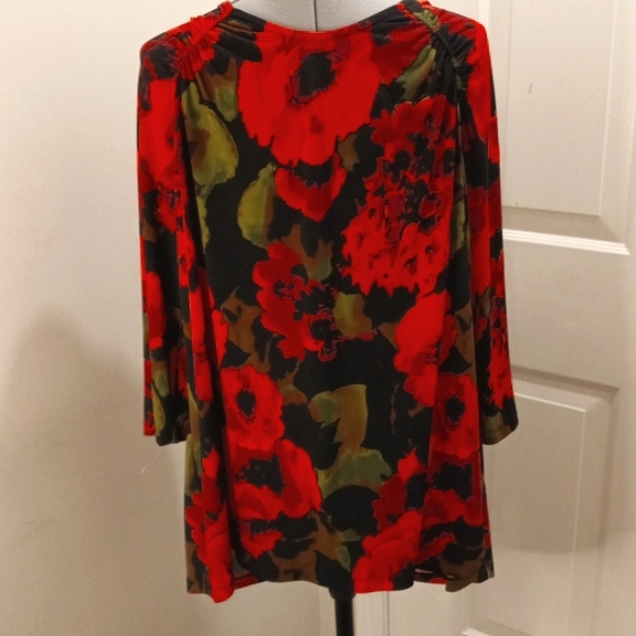 LaneBryqant Size 22/24  Red  Large Floral Tunic - Picture 2 of 5